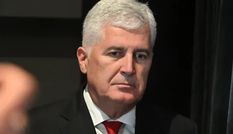 Ora&scaron;je, 10.10.2025. - Ministar prostornog uređenja, graditeljstva i državne imovine Branko Bačić u posjetu Ora&scaron;ju. U Kulturnom centru Ive Gregurevića uručio je ugovore korisnicima o financijskoj potpori projektima za poticanje povratka Hrvata i stvaranja održivih uvjeta života u Bosni i Hercegovini za 2025. godinu. Na fotografiji Dragan Čović.foto HINA/Gordan PANIĆ/ gp