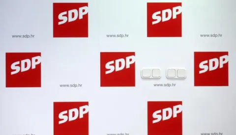 Zagreb, 21.10.2015 - SDP-ovi i kandidati u 10. i 6. izbornoj jedinici, Branko Grčić i Boris Lalovac odrali su konferenciju za medije pod nazivom "Rast ili rezovi? Milanović ili Karamarko?" u stoeru stranke na Iblerovom trgu. Na slici logo SDP-a.foto HINA/ Damir SENČAR /ds