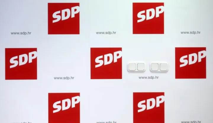 Zagreb, 21.10.2015 - SDP-ovi i kandidati u 10. i 6. izbornoj jedinici, Branko Grčić i Boris Lalovac odrali su konferenciju za medije pod nazivom "Rast ili rezovi? Milanović ili Karamarko?" u stoeru stranke na Iblerovom trgu. Na slici logo SDP-a.foto HINA/ Damir SENČAR /ds