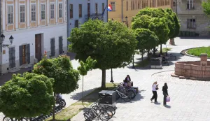 Osijek, 30. 04. 2025., Tvrđa, Trg sv. Trojstva, studenti, učenici, ljudi, &scaron;etnja, toplo vrijeme, sunčano, slobodnjak, slobodnjaciSNIMIO BRUNO JOBST