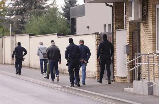 08.10.2026., Cepin &ndash; Policija i djelatnici USKOK-a ispred kuće Dragana Bakovića zvanog Bambur. Photo: Davor Javorovic/PIXSELL