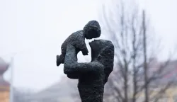 Osijek, 27. 1. 2026., Dan sjećanja na žrtve holokausta, Park Oscara Nemonaholokaust; dan sjećanja; žrtve holokausta; Oscar Nemon; skulptura; Majka i dijete; židovska kultura