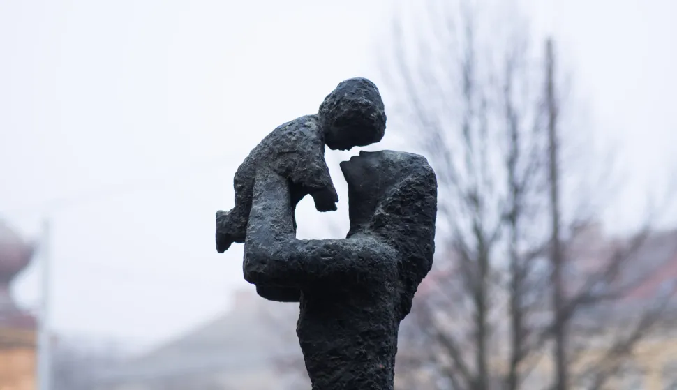 Osijek, 27. 1. 2026., Dan sjećanja na žrtve holokausta, Park Oscara Nemonaholokaust; dan sjećanja; žrtve holokausta; Oscar Nemon; skulptura; Majka i dijete; židovska kultura