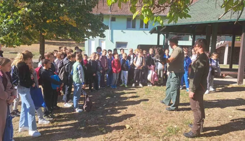 Učenici Kozarčeve O&Scaron; iz Vinkovaca posjetili su starojankovačke lovce