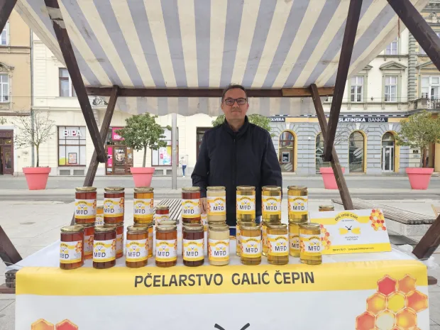 /Foto/ Djeca upoznala život pčela i uživala u medenom doručku