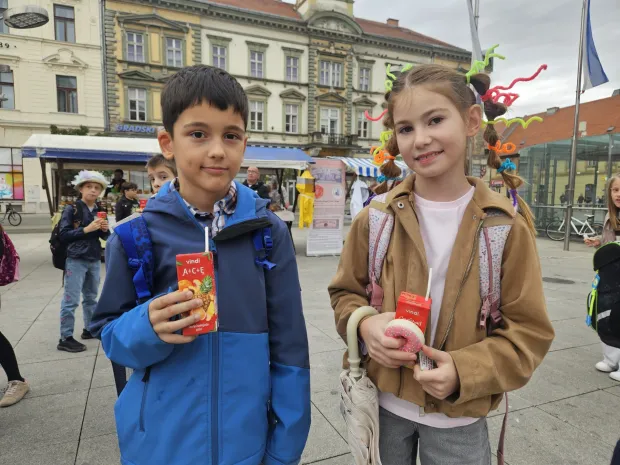/Foto/ Djeca upoznala život pčela i uživala u medenom doručku