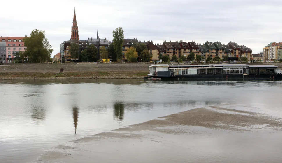 Osijek, 09. 10. 2026, Drava, nizak vodostaj, pojavio se pje&scaron;čani sprud kod Projekta 9 na Dravi.snimio GOJKO MITIĆ