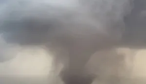 Automobili su isprevrtani, a dvije osobe zadobile su ozbiljne ozljede u petak kad je tornado pro&scaron;ao kroz sicilijanski grad Marsalu te susjedna mjesta, u onome &scaron;to stručnjaci tvrde da je dosad neviđen događaj na tom mediteranskom otoku.