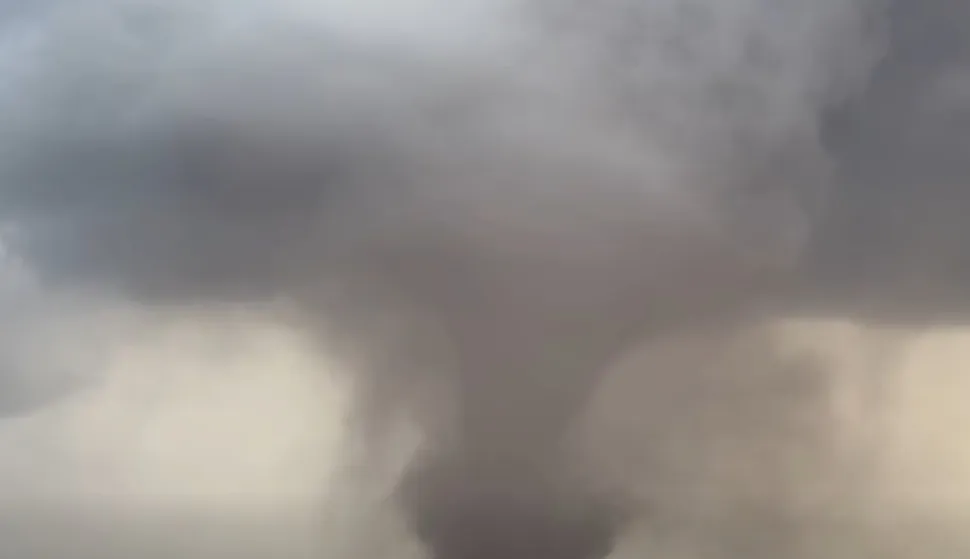 Automobili su isprevrtani, a dvije osobe zadobile su ozbiljne ozljede u petak kad je tornado pro&scaron;ao kroz sicilijanski grad Marsalu te susjedna mjesta, u onome &scaron;to stručnjaci tvrde da je dosad neviđen događaj na tom mediteranskom otoku.