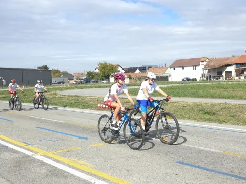 Učenici trećih, četvrtih, petih i &scaron;estih razreda vinkovačkih osnovnih &scaron;kola danas su se na stazi izvan prometa, staroj karting stazi, mali priliku testirati svoje biciklističke vje&scaron;tine i sportski duh.