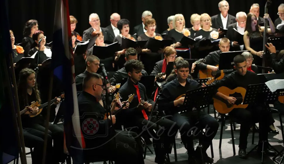 Pože&scaron;ki tambura&scaron;ki orkestar i "Vila Velebita" ponovno zajedno u Pečuhu