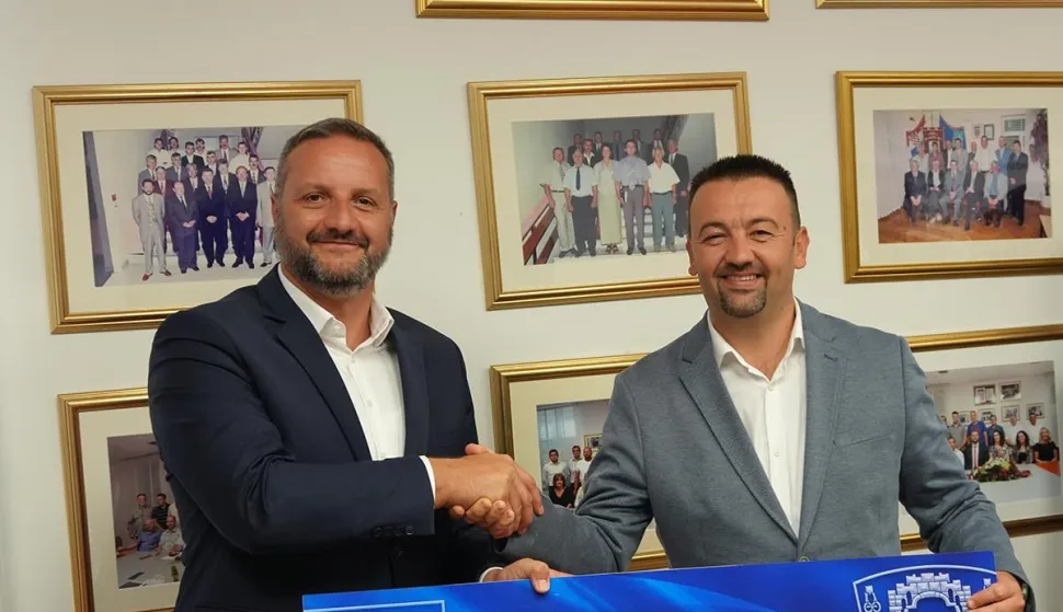 VUKOVAR - Gradonačelniku&nbsp;Marijanu&nbsp;Pavličeku&nbsp;u Općini Podstrana načelnik te općine&nbsp;uručio&nbsp;je donacija u iznosu od 30.000 eura za izgradnju stadiona "12 hrvatskih redarstvenika". listopad 2026.