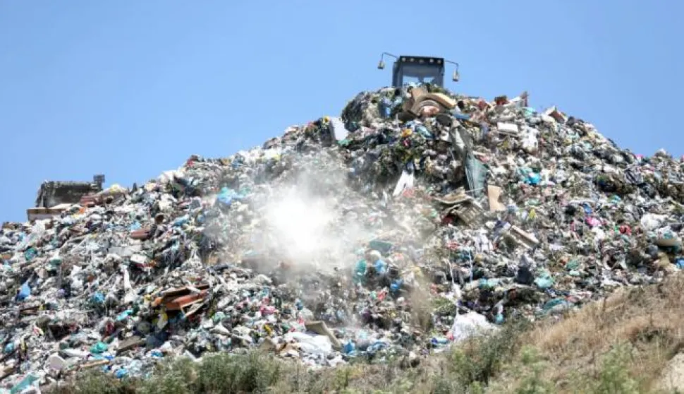 snimio Davor KIBEL, Osijek, 07.06.2016. odlagalite Lončarica Velika, Matija Tvrtko Drmić, pomoćnik ministra zatite okolia i prirode sastao se s predstavnicima Grada i komunalne tvrtke Unikom, deponija, smetlite, odlagalite otpada, smeće