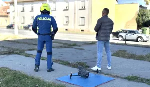 Osijek, 29. 10. 2025., Vinkovačka ulica, Kružni tok Đakov&scaron;tina, policija, dron, nadzor prometa, prometni prekr&scaron;aj, akcija, dronovi postavljeni na svim frekventnim mjestima u gradu SNIMIO BRUNO JOBST