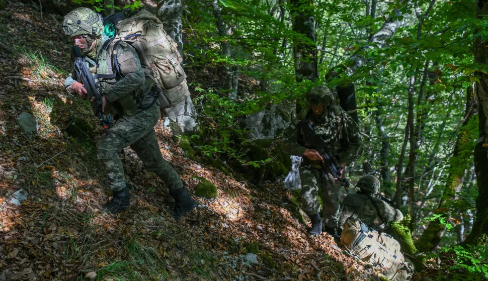 Pripadnici Hrvatske vojske i partnerskih zemalja uz pomoć instruktora Slovenske vojske svladali su, tijekom tri dana i četiri noći, planinarske i alpinističke tehnike ključne za planinsko ratovanje, priopćilo je u nedjelju Ministarstvo obrane (MORH).
