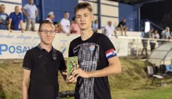 HNK Vukovar 1991 je boljim izvođenjem jedanaesteraca pobijedio NK BSK rezultatom 5:3 i tako postao pobjednik 35. Memorijalnog turnira "Zvonko MikolčevićIGRAČ VUKOVARA NIKO PAJVANČIĆFOTO: NK Posavac Ru&scaron;čica/Stjepan Lovrić