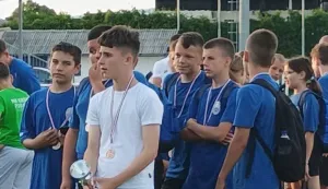 FORKU&Scaron;EVCIPostali su prvaci među mlađim pionirima Nogometnog sredi&scaron;ta Đakovo, na nedavnom međunarodnom turniru Total Kids Kup u Sloveniji među osam ekipa osvojili su visoko četvrto mjesto, igrali su i s Inkerom, postali sinonim za odličan nogomet u svom uzrastu i istovremeno dobru zabavu, zajedni&scaron;tvo, druženje, otvaraju im se sva vrata. Ta su djeca postala stup ne samo sportskog nego i dru&scaron;tvenog života zajednice!Podmladak je to NK Jedinstvo iz Forku&scaron;evaca, a prono&scaron;enje glasa o njemu rezultirao je masovnim odazivom djece &ndash; i dječaka i djevojčica, mlađim pionirima forku&scaron;evačkog Kluba, pa sad taj podmladak broji gotovo 70-ero djece.lipanj 2025.