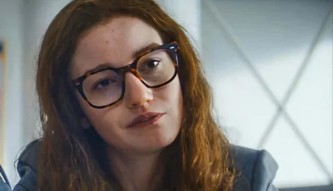 Julia Garner u seriji "The Altruists"