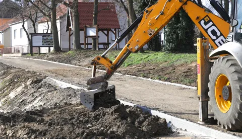 Bilje, 27. 01. 2025., radovi, bager, bageri, kopanje; uređenje; pje&scaron;ačka staza; biciklistička stazaSNIMIO BRUNO JOBST