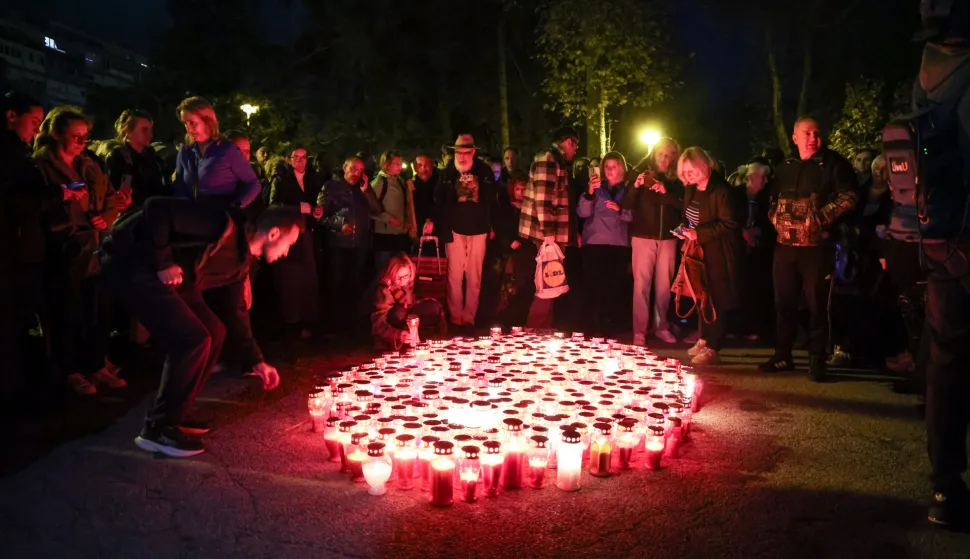 11.10.2026., Zagreb - U Parku Vjekoslava Majera, okupili su se obozavatelji kako bi odali pocast rock legendi Goranu Baretu. Uz lampione i instrumente, zajednickom pjesmom iskazali su postovanje glazbeniku koji je ostavio neizbrisiv trag na hrvatskoj rock sceni. Photo: Igor Kralj/PIXSELL