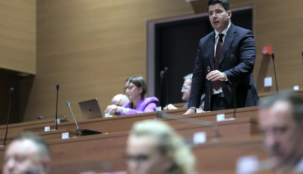 Zagreb,13.10.2026 - Saborski zastupnici su se nakon kraće stanke vratili u klupe, a ovotjedno plenarno zasjedanje otvorio je premijer Andrej Plenković podno&scaron;enjem godi&scaron;njeg izvje&scaron;ća Vlade.Na slici Nikola Grmoja.Foto HINA/Tomislav Pavlek/tp