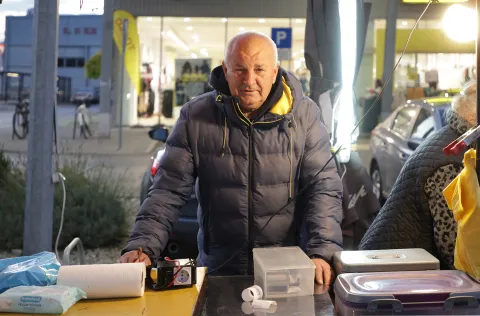 Osijek, 13. 10. 2026., parkirali&scaron;te Kauflanda, kestenjari, kestenje, jesen, prodavač kestenja, Teodor Ra&scaron;ićSNIMIO BRUNO JOBST