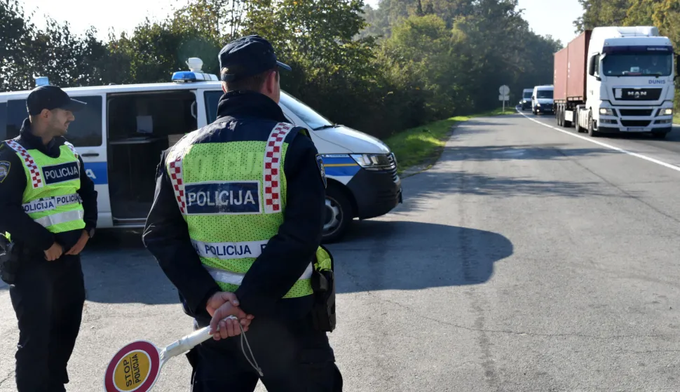 Slavonija...DC55_Županja-Vinkovci...21.10.2024.Ministarstvo unutarnjih poslova po peti put obilježava Nacionalni dan sigurnosti cestovnog prometa, a obilježila je i Policijska uprava vukovarsko-srijemska pojačanim nadzorom cestovnog prometa usmjerenim na suzbijanje prekr&scaron;aja kojima su uzrokovane najteže prometne nesreće;foto Gordan Panić
