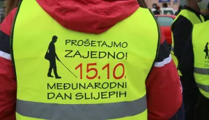Osijek, 15. 10. 2020, Trg A. Starcevica, obiljezavanje Medjunarodnog dana bijelog stapa - setnja s povezima preko occiju Zupanijskom H. Republike, Jagerovom i Kapucinskom do Trga A. Starcevica.snimio GOJKO MITIĆ