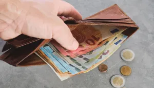 Senior man holds a wallet with euro banknotes in his hand, euro banknotes in the wallet. Wallet with money in a man's hand, background idea of paying taxes, buying or paying for servicesnovac novčanik freepik