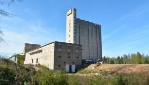 Gospi?, 02.10.2026.- Nakon ?to su Ministarstvo za?tite okoli?a i zelene tranzicije i invesitor Fond za za?titu okoli?a i energetsku u?inkovitost povjerili posao privremenog prekrivanja zakopanog otpada na lokaciji biv?eg PPK Velebit u Gospi?u tvrtki Kostak-graditeljstvo tehnologija sirovine iz Buzina, dio radova poravnanja povr?ine pod otpadom je izvr?en. No, posao nije dovr?en, pove?a hrpa otpada iza silosa ?eka daljnje postupanje, a planirana nepropusna folija jo? nije postavljena. foto HINA/ Mladen VOLARI?/ mv/ ua
