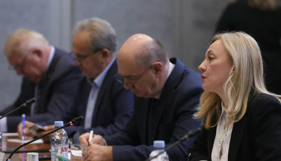 Zagreb,14.10.2026 - Održana je 53. tematska sjednica Odbora za poljoprivredu Hrvatskog sabora na kojoj su se predstavili rezultati uzorkovanja hrane i poljoprivrednih proizvoda s područja Gospića, a vezano uz oneči&scaron;ćenje povezano s ilegalnim odlaganjem otpada.Na slici Marijana Petir i Stipan &Scaron;a&scaron;lin.Foto HINA/Tomislav Pavlek/tp