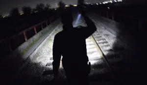 22.10.2020., Zvornik, Bosna i Hercegovina - Rijeka Drina prirodna je granica izmedju BiH i Srbije, takodjer i posljednja rijeka koju migranti moraju prijeci kako bi se domogli BiH, a kasnije Hrvatske i EU. U Zvorniku i regiji granicna policija pokriva oko 130 km granice, a po sistematizaciji GPBiH trenutno nedostaje vise od 300 policijskih sluzbenika za obavljanje redovnih aktivnosti u nadzoru granice i cak 1300 policijskih sluzbenika kako bi se adekvatno odgovorilo na zastitu granice u migrantskoj krizi. S ciljem nadilazenja problema kadrovske ne popunjenosti, kontinuirano se kao ispomoc GPBiH angaziraju policijski sluzbenici Direkcije za koordinaciju policijskih tijela BiH i Drzavne agencije za istrage i zastitu BiH, te Ministarsvo unutrasnjih poslova Republike Srpske. Prema podaci IOM-a u BiH je ove godine uslo 13,350 migranata, a prema podacima GPBiH, oni su odvratili 10,449 migranata i otkrili 35 kaznenih djela "krijumcarenje ljudi". S dolaskom jeseni, tranzit migranata iz Srbije u BiH je sve manji zbog hladnog vremena i visokog vodostaja Drine, ali migranti se vracaju u Srbiju, zbog boljih prihvatnih centara. Policija kontrolira zeljeznicki most, jedinu kopnenu granica sa Srbijom u ovoj regiji (osim granicnog prijelaza) na kojoj migranti pokusavaju ilegalno prijeci granicu. Photo: Armin Durgut/PIXSELL