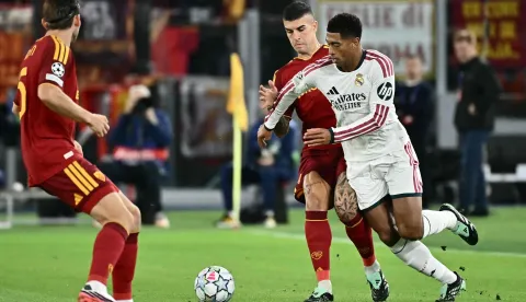 Real Madrid's English midfielder #05 Jude Bellingham fights for the ball with AS Roma's Italian defender #23 Gianluca Mancini during the UEFA Champions League - 1st round day 2 football match between AS Roma and Real Madrid at the Olympic Stadium in Rome on October 14, 2026. (Photo by Filippo MONTEFORTE/AFP)