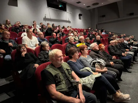 U Gradskom kazali&scaron;tu Joza Ivakić u Vinkovcima prikazan je dokumentarni film "Dom tehnike 1991. Borovo Naselje &ndash; Vukovar", posvećen poginulim, nestalim i umrlim hrvatskim braniteljima koji su sudjelovali u obrani toga položaja za Domovinskog rata.