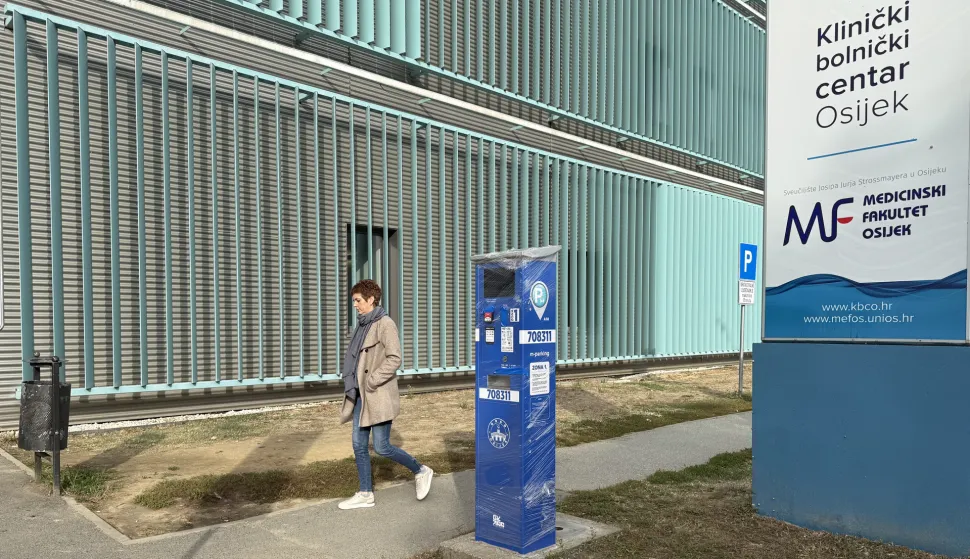 Osijek, 15. 10. 2026., Huttlerova ulica, KBC Osijek, automat za naplatu parkinga, parkirni automat, naplata parkinga, I. zona, SNIMIO BRUNO JOBST