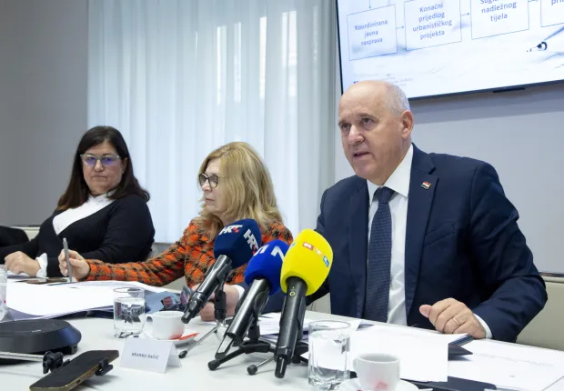 Zagreb, 15.10.2026. - Potpredsjednik Vlade i ministar prostornoga uređenja, graditeljstva i državne imovine Branko Bačić održao je konferenciju za medije. Na konferenciji je govorio o Uredbi o urbanističkom projektu, koja će biti upućena u javno savjetovanje, Uredbi o informacijskom sustavu prostornoga uređenja, koja će biti upućena u javno savjetovanje te o Godi&scaron;njem planu upravljanja nekretninama i pokretninama u vlasni&scaron;tvu Republike Hrvatske za 2027. godinu, koji će biti upućena u javno savjetovanje.Na slici potpredsjednik Vlade i ministar prostornoga uređenja, graditeljstva i državne imovine Branko Bačić.foto HINA/ Sa&scaron;a KOLJAN/ sk