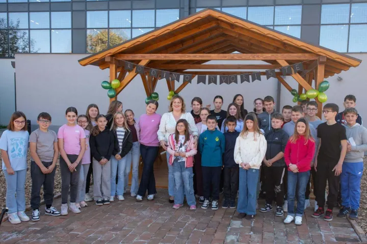 Ravnateljica Đurđica Babić s učenicimafoto: O&Scaron; Babina Greda