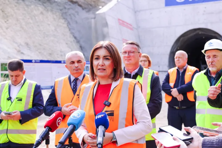 Potpredsjednik Vlade Republike Hrvatske i ministar mora, prometa i infrastrukture Oleg Butković, u pratnji županice Pože&scaron;ko-slavonske županije Antonije Jozić, župana Brodsko-posavske županije Danijela Maru&scaron;ića te predsjednika Uprave Hrvatskih cesta Ivice Budimira obi&scaron;ao je gradili&scaron;te brze ceste Požega (Brestovac) &ndash; Staro Petrovo Selo