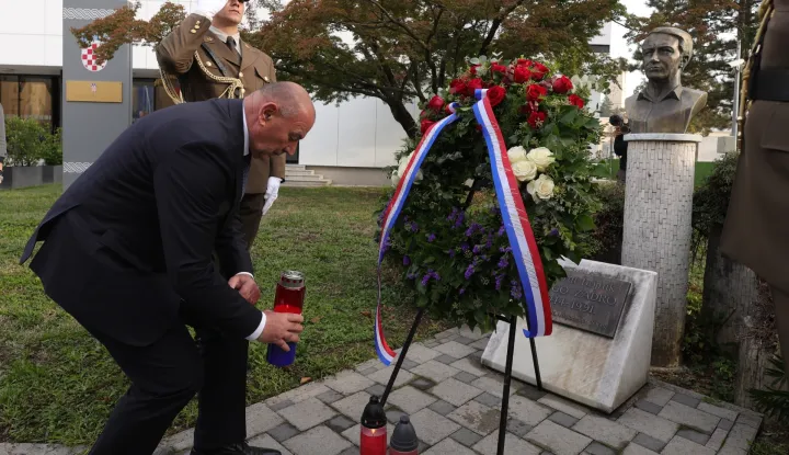Zagreb,15.10.2026 - Povodom 35. godi&scaron;njice smrti Blage Zadre izaslanstvo Hrvatskog sabora sa članovima obitelhi položili su vijence i zapalili svijeće.Foto HINA/Tomislav Pavlek/tp