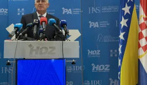 Mostar, 16.10.2026.- Predsjednik HDZ-a BiH Dragan ?ovi? izjavio je u petak kako mu "ne pada na pamet" odlu?ivati tko ?e biti bo?nja?ki i srpski predstavnici u vlasti u Bosni i Hercegovini, istaknuv?i pritom da je klju?no ?to prije ustrojiti vlast i ubrzavati europske reforme, a Izborni zakon ponovno istaknuo kao prioritet hrvatske politike. foto HINA/ Zoran Kre?i?/ ua