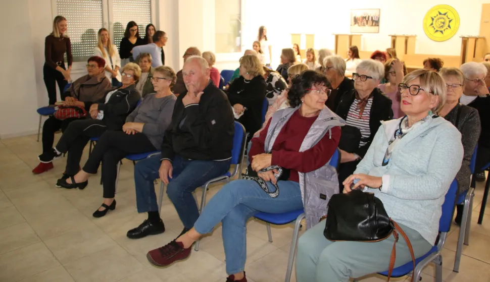 Sveučili&scaron;te Josipa Jurja Strossmayera u Osijeku, Fakultet za dentalnu medicinu i zdravstvo Osijek u Orahovici, a zajedno sa studentima fizioterapije, jučer je proveo javnozdravstvenu akciju "Studenti fizioterapije i umirovljenici zajedno za aktivno i zdravo starenje"