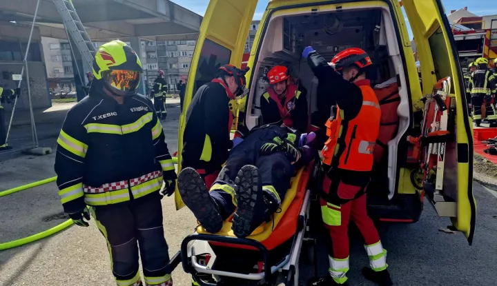 POŽEGA - U prigodi Dana civilne za&scaron;tite, koji se obilježava 1. ožujka, Ravnateljstvo civilne za&scaron;tite, Područna služba civilne za&scaron;tite Požega, u suradnji s jedinicama lokalne i područne samouprave, operativnim snagama sustava civilne za&scaron;tite i žurnim službama, organizirali su terensku vježbu civilne za&scaron;tite pod nazivom&nbsp;"POŽEGA 2026.". 