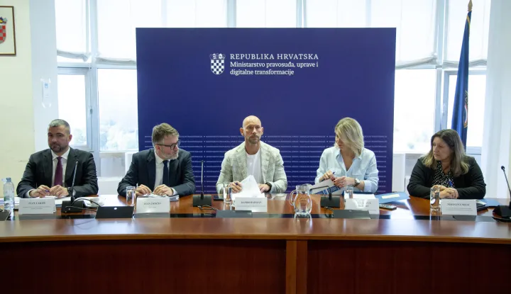 Zagreb, 16.10.2026. - Ministar pravosuđa, uprave i digitalne transformacije Damir Habijan održao je konferenciju za medije na kojoj je predstavio Nacionalni plan za razvoj umjetne inteligencije za razdoblje do 2032. godine, Akcijski plan za provedbu Nacionalnog plana za razvoj umjetne inteligencije za razdoblje do 2028. godine, Metodologije ocjenjivanja učinkovitosti rada sudskih i državnoodvjetničkih savjetnika te Pravilnik o izmjenama Pravilnika o naknadama za dežurstva sudaca, državnih odvjetnika i zamjenika državnih odvjetnika. Na slici (L-D) Ivan Lako&scaron;, Ivan Crnčec, Damir Habijan, Anita Kožul Ergarac, Nikolina Milić.foto HINA/ Sa&scaron;a KOLJAN/ sk