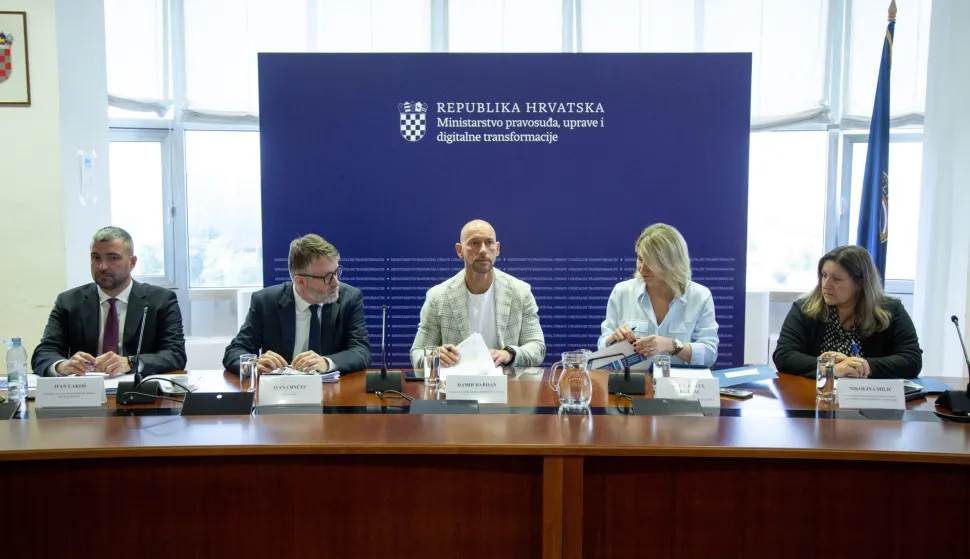 Zagreb, 16.10.2026. - Ministar pravosuđa, uprave i digitalne transformacije Damir Habijan održao je konferenciju za medije na kojoj je predstavio Nacionalni plan za razvoj umjetne inteligencije za razdoblje do 2032. godine, Akcijski plan za provedbu Nacionalnog plana za razvoj umjetne inteligencije za razdoblje do 2028. godine, Metodologije ocjenjivanja učinkovitosti rada sudskih i državnoodvjetničkih savjetnika te Pravilnik o izmjenama Pravilnika o naknadama za dežurstva sudaca, državnih odvjetnika i zamjenika državnih odvjetnika. Na slici (L-D) Ivan Lako&scaron;, Ivan Crnčec, Damir Habijan, Anita Kožul Ergarac, Nikolina Milić.foto HINA/ Sa&scaron;a KOLJAN/ sk