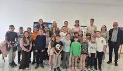 GUNJAU povodu obilježavanja Mjeseca hrvatske knjige &scaron;kolska knjižnica O&Scaron; "Antun i Stjepan Radić" Gunja i Narodna knjižnica i čitaonica Gunja nastavile su uspje&scaron;nu suradnju organizacijom izložbe dječjih likovnih radova pod nazivom "U svijetu likovnih umjetnika 8".2026.