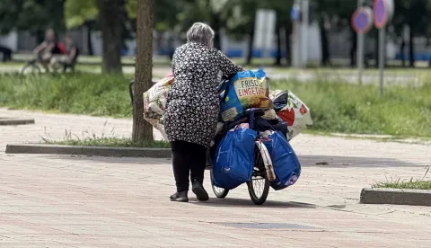 Osijek, 05. 05. 2026., umirovljenik; umirovljenica; starost; starica; siroma&scaron;tvo; egzistencija; rub egzistencije; skupljanje boca; preživljavanje; mirovina; mala mirovina; slobodnjak, slobodnjaciSNIMIO BRUNO JOBST