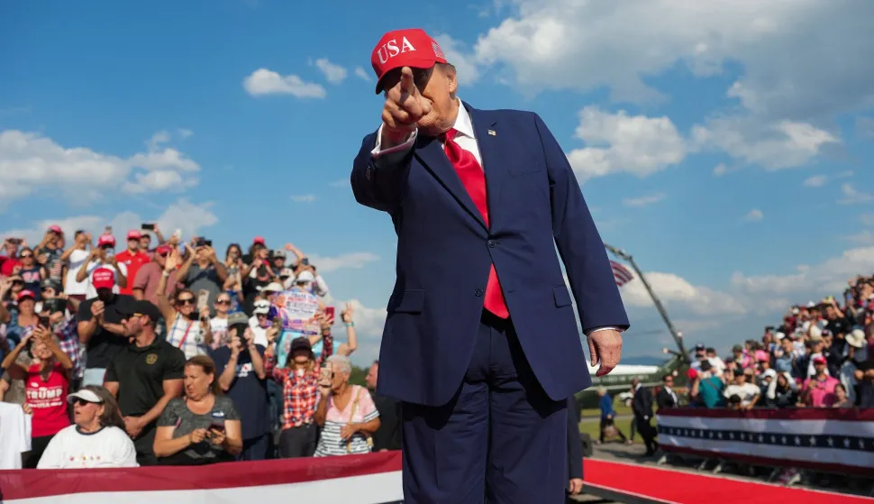 DALTON, GEORGIA - OCTOBER 16: U.S. President Donald Trump arrives for a campaign rally at Dalton Municipal Airport on October 16, 2026 in Dalton, Georgia. Trump is campaigning for Georgia Republican candidates including Senate candidate Rep. Mike Collins (R-GA), who is running against incumbent Sen. Jon Ossoff (D-GA). Eric Lee/Getty Images/AFP (Photo by Eric Lee/GETTY IMAGES NORTH AMERICA/Getty Images via AFP)