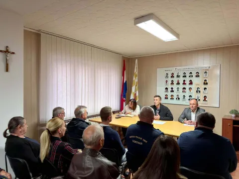 Ciklus tribina "Zajedno za bolje sutra" nastavljen je druženjem gradonačelnika Josipa Romića i njegovih suradnika s građanima u mjesnim odborima Lenije, Dvanaest redarstvenika i Lapovci, gdje su predstavljeni dosada&scaron;nji projekti, planirana ulaganja i odgovori na prijedloge građana.