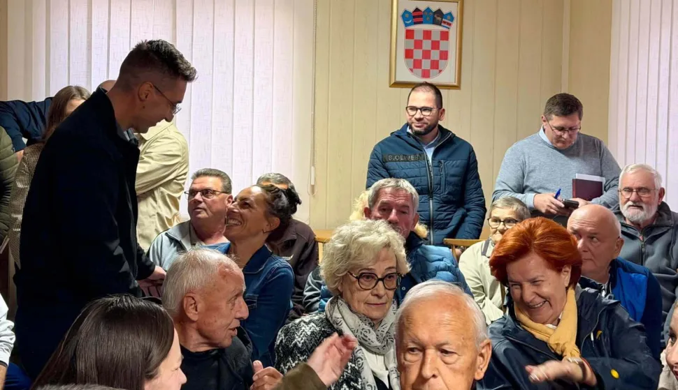 Ciklus tribina "Zajedno za bolje sutra" nastavljen je druženjem gradonačelnika Josipa Romića i njegovih suradnika s građanima u mjesnim odborima Lenije, Dvanaest redarstvenika i Lapovci, gdje su predstavljeni dosada&scaron;nji projekti, planirana ulaganja i odgovori na prijedloge građana.