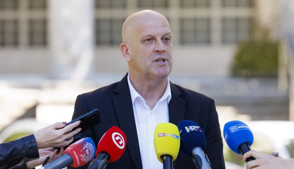 Split, 17.10.2026. - Predsjednik Kluba zastupnika Domovinskog pokreta Ivica Kukavica održao je konferenciju za medije na temu reakcije na skandiranje navijača na nogometnoj utakmici u Splitu.foto HINA/ Miroslav Lelas/ lm